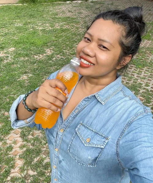 Asijské Žena Šťastný Úsměv Pití Softdrink Orage Juice — Stock fotografie