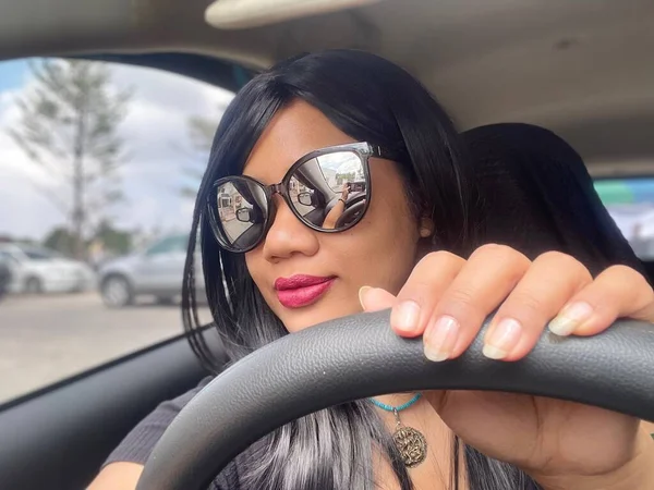 Ασιάτισσα Γυναίκα Ευτυχισμένη Οδηγεί Ένα Αυτοκίνητο Selfie — Φωτογραφία Αρχείου