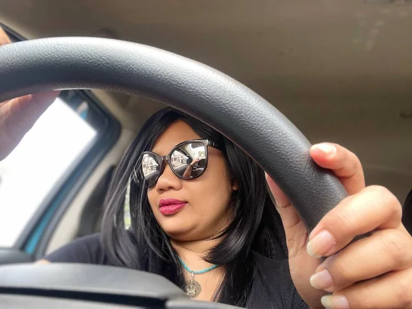 Asijské Žena Šťastný Řídit Auto Selfie — Stock fotografie