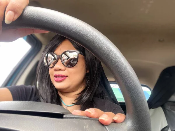 Asijské Žena Šťastný Řídit Auto Selfie — Stock fotografie