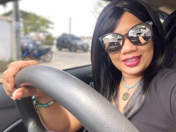 Aziatische Vrouw Gelukkig Rijden Een Auto Selfie — Stockfoto
