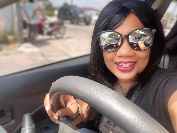 Asiática Mujer Feliz Conducir Coche Selfie —  Fotos de Stock