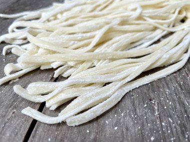 Yumurtalı erişte çiğ Çin yemeği.