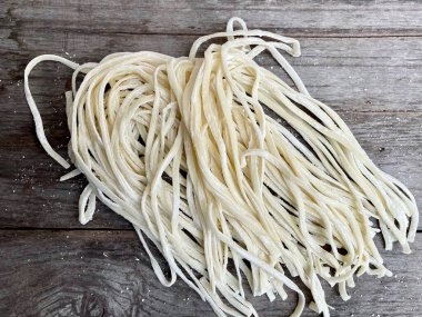 Yumurtalı erişte çiğ Çin yemeği.