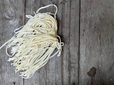 Yumurtalı erişte çiğ Çin yemeği.