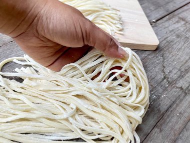 Yumurtalı erişte çiğ Çin yemeği.