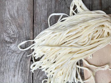 Yumurtalı erişte çiğ Çin yemeği.