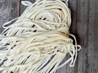 Yumurtalı erişte çiğ Çin yemeği.