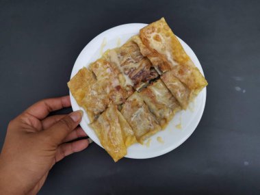 Siyah arka planda muz ve yumurta ile Roti