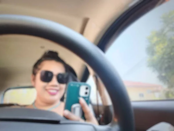Borroso Mujer Asiática Sonrisa Feliz Conducir Coche Con Teléfono Inteligente —  Fotos de Stock