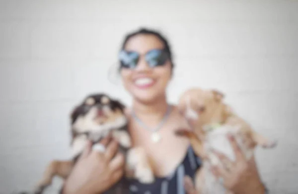 Wazig Van Aziatische Vrouw Gelukkig Glimlach Spelen Hond — Stockfoto