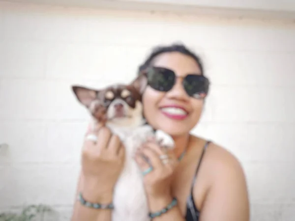 Wazig Van Aziatische Vrouw Gelukkig Glimlach Spelen Hond — Stockfoto