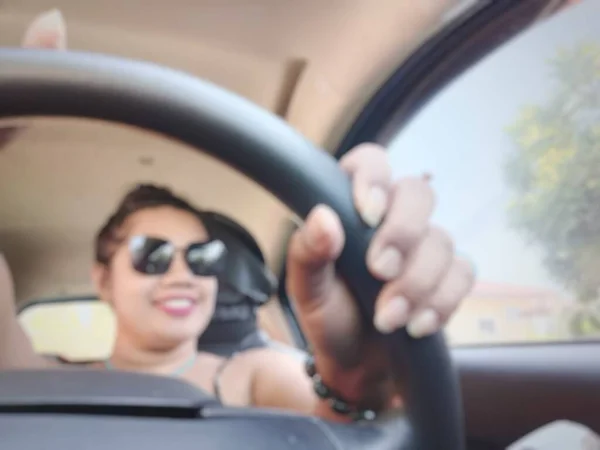 Verschwommen Von Asiatisch Frau Glücklich Lächeln Driving Ein Auto — Stockfoto