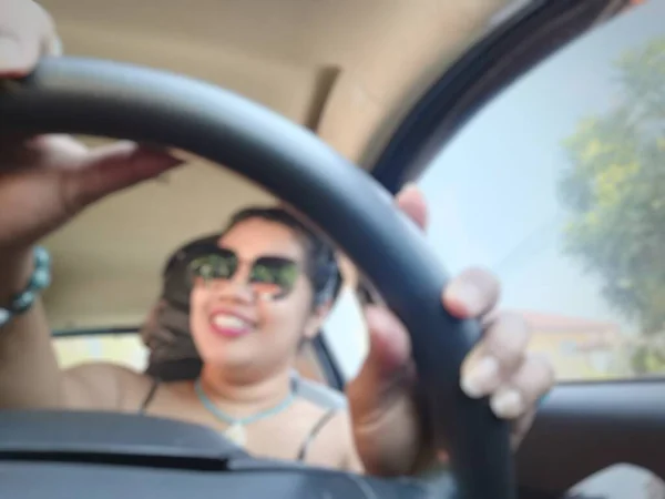 Brouillé Asiatique Femme Heureux Sourire Conduire Une Voiture — Photo