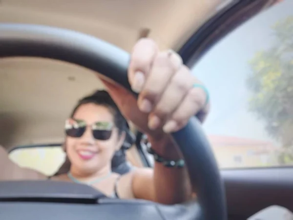 Asyalı Bir Kadının Mutlu Gülümsemesi Araba Kullanırken Bulanıklaşıyor — Stok fotoğraf