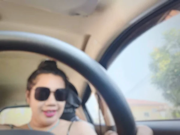 Θόλωσε Από Την Ασιατική Γυναίκα Χαρούμενο Χαμόγελο Οδήγηση Ενός Αυτοκινήτου — Φωτογραφία Αρχείου