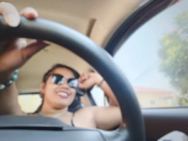 Borrado Mulher Asiática Sorriso Feliz Dirigindo Carro — Fotografia de Stock