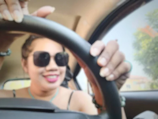 茫然的亚洲女人开着车开心地笑着 — 图库照片