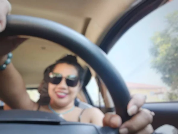 Borrosa Mujer Asiática Feliz Sonrisa Conduciendo Coche — Foto de Stock