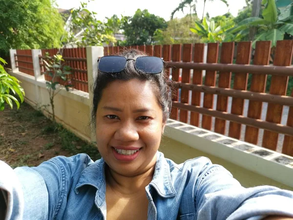 Wanita Asia Tersenyum Bahagia Mengambil Selfie — Stok Foto