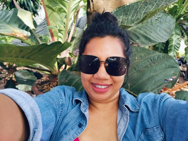 Asiatisk Kvinna Glad Leende Tar Selfie — Stockfoto