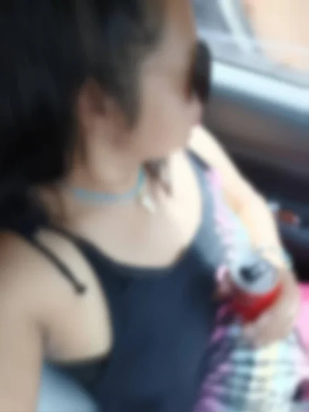 亚洲女人在车上喝可乐的模糊画面 — 图库照片