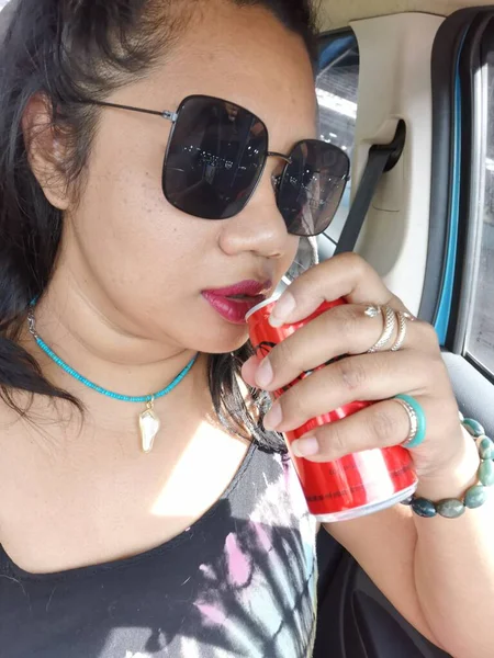Asiático Mulher Beber Cola Carro — Fotografia de Stock