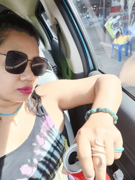 Wanita Asia Minum Cola Mobil — Stok Foto