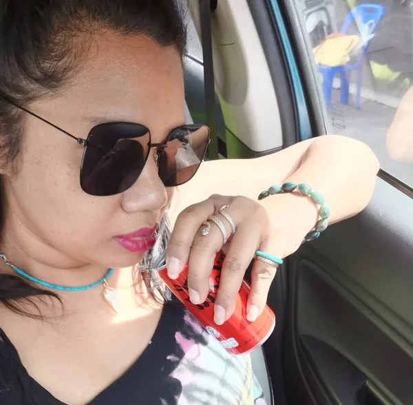 Asiatisk Kvinna Dricker Cola Bilen — Stockfoto