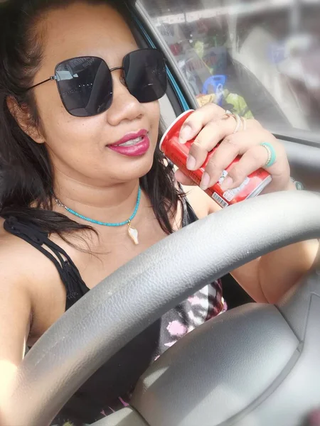 Asiatisk Kvinna Dricker Cola Bilen — Stockfoto