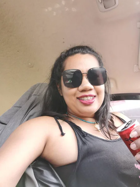 Ασιάτισσα Που Πίνει Κόκα Κόλα Στο Αμάξι — Φωτογραφία Αρχείου