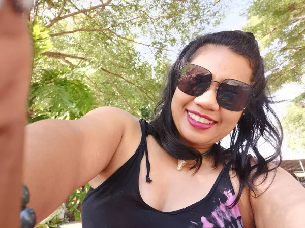 Asiático Mulher Feliz Sorriso Tomando Selfie — Fotografia de Stock