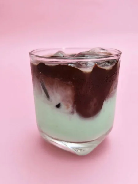 Minze Mit Schokoladenmilcheis Auf Rosa Hintergrund — Stockfoto