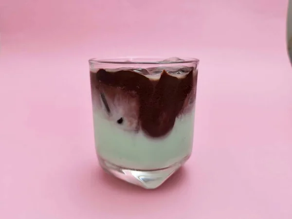 Mynta Med Choklad Mjölk Rosa Bakgrund — Stockfoto