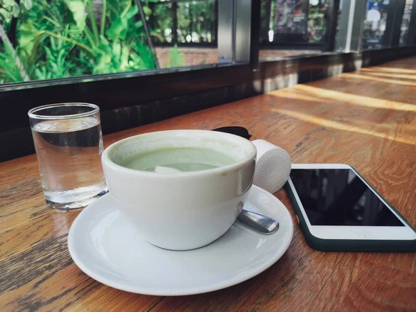 緑茶ミルクとブルートゥーススピーカーとスマートフォン — ストック写真