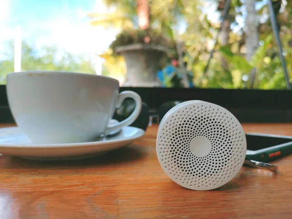 Kaffeetasse Und Bluetooth Lautsprecher Und Smartphone — Stockfoto