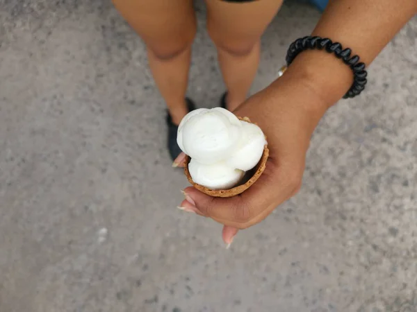 女人手里拿着一个冰淇淋筒 — 图库照片