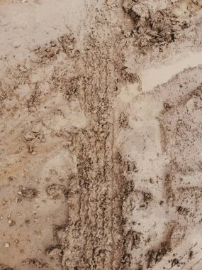 Toprak yoldaki lastik izleri.