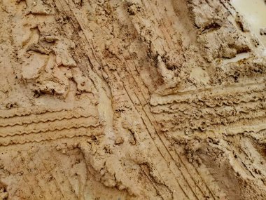 Toprak yoldaki lastik izleri.