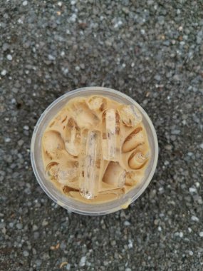 Buzlu sütlü kahveyi kapat.