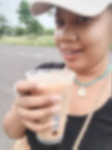 Frau Trinkt Eiskaffee — Stockfoto