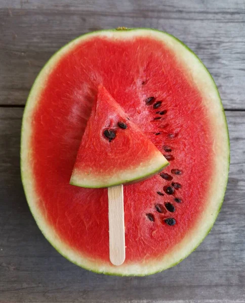 Rode Watermeloen Frits Tijdens Het Zomerseizoen — Stockfoto