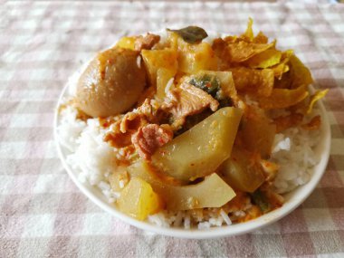 Pirinç ve baharatlı masala, yumurta ve pirinç Hint yemeği.