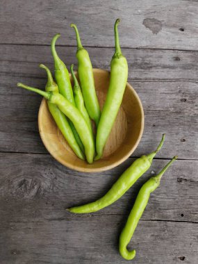 Ahşap arka planda yeşil biber bitkisi