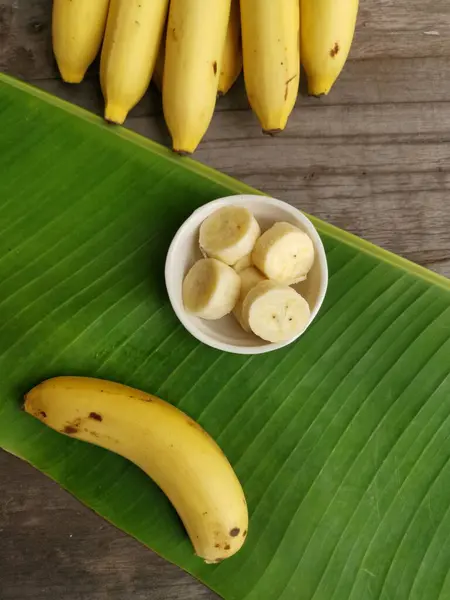 Banana Sliced Leaves Wood Background — Stock Photo, Image