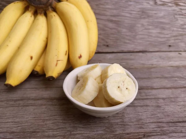 Banana Cortada Sobre Fundo Madeira — Fotografia de Stock