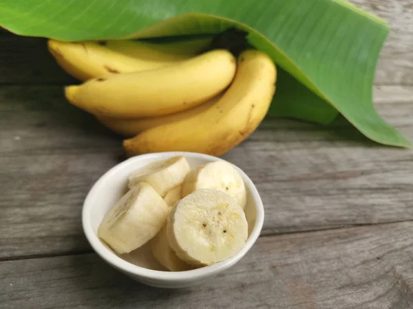 Banán Nakrájený Plátky Listy Pozadí Dřeva — Stock fotografie