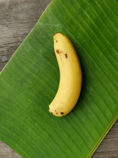 Банан Нарезанный Листья Фоне Дерева — стоковое фото