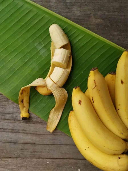 Banana Fette Foglie Fondo Legno — Foto Stock