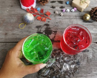 Buzlu ve süslü yeşil ve kırmızı meşrubat.